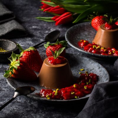 Schokoladen-Tonkabohnen-Panna Cotta mit Erdbeer-Prosecco-Kompott