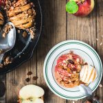 Gebackene Hasselback-Äpfel mit Müslicrunch