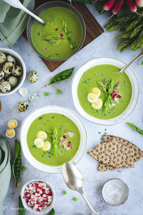 Grüne Spargelsuppe mit Radieschen und Wachteleiern