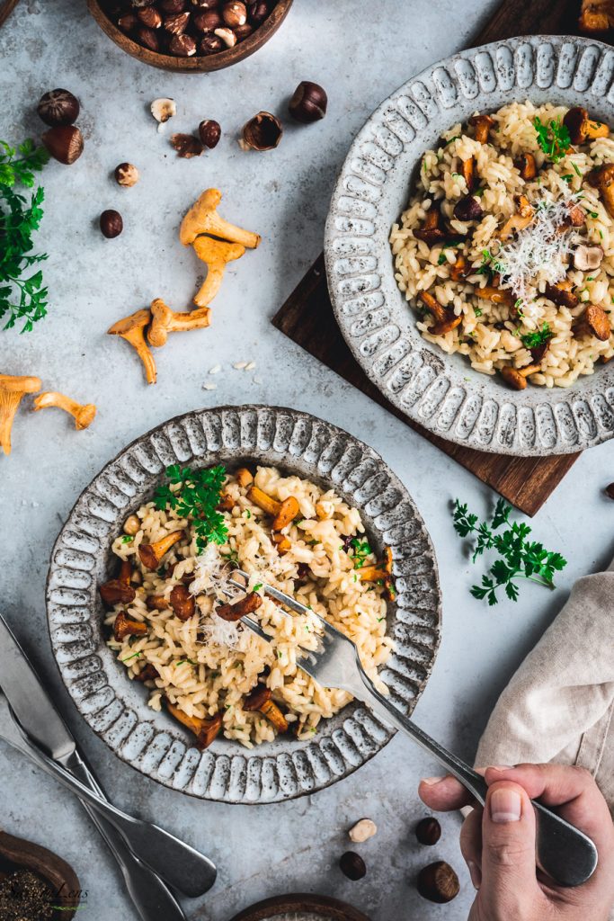 Risotto mit Pfifferlingen und gerösteten Haselnüssen – SavoryLens Risotto mit Pfifferlingen und gerösteten Haselnüssen – SavoryLens