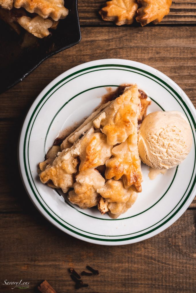 Apple Pandowdy mit Pekannüssen und Butterscotch – SavoryLens Apple Pandowdy mit Pekannüssen und Butterscotch – SavoryLens