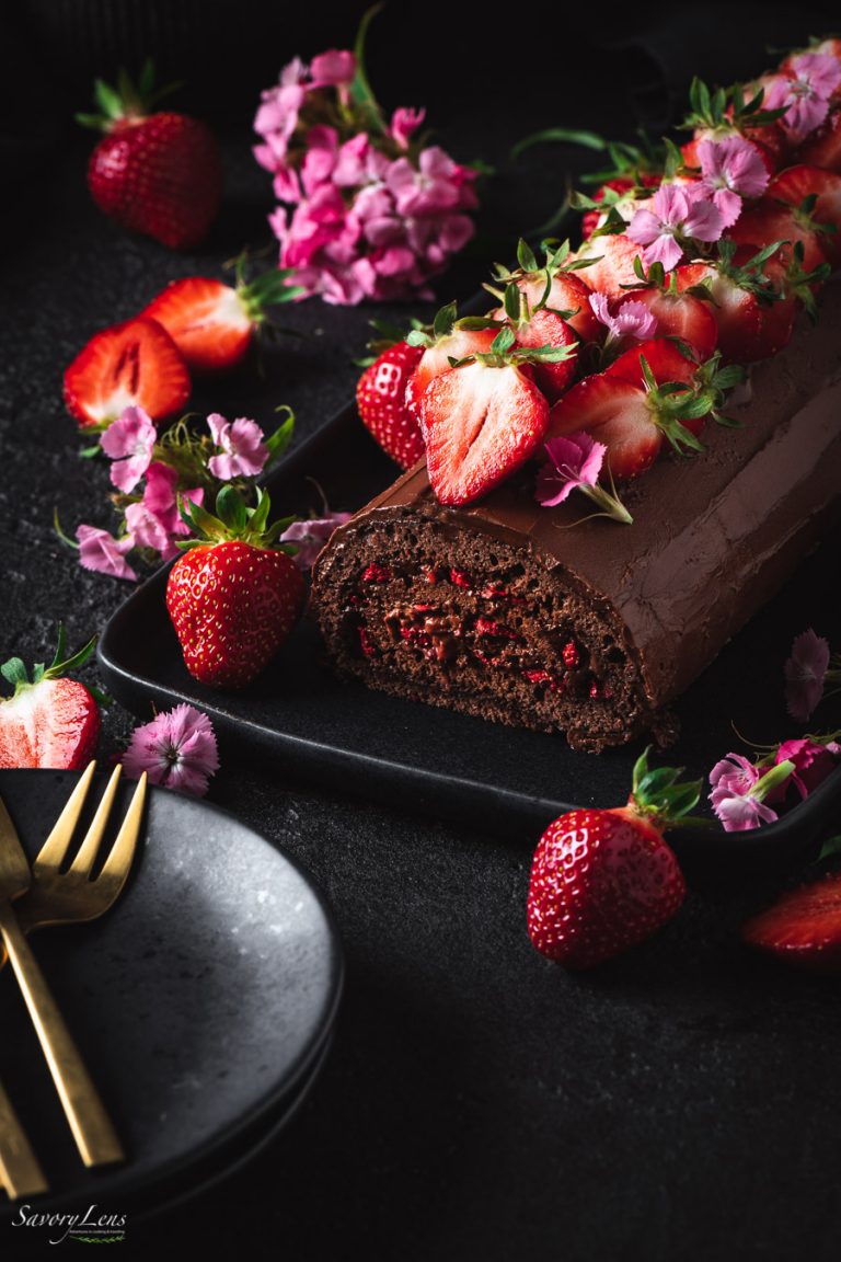 Schoko-Erdbeer-Biskuitrolle – SavoryLens Schoko-Erdbeer-Biskuitrolle – SavoryLens