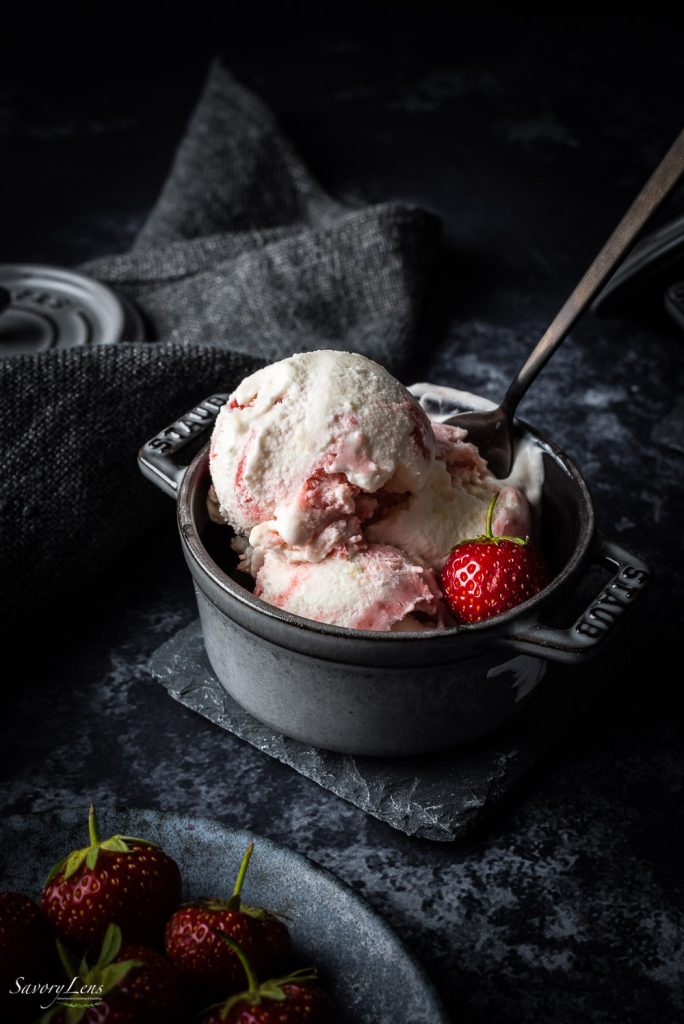 Erdbeer-Clafoutis mit Holunderblüteneiscreme und weißer Schokolade ... Erdbeer-Clafoutis mit Holunderblüteneiscreme und weißer Schokolade ...