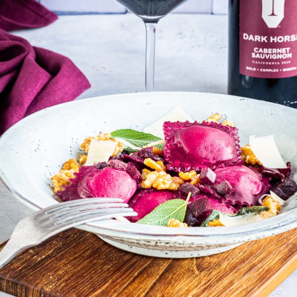 Rote Beete Ravioli mit Walnussbutter und Ziegenkäse zu Cabernet ...