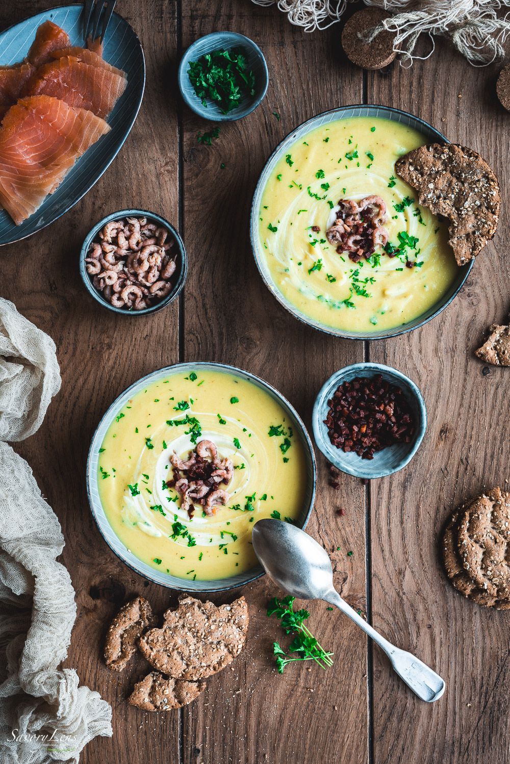 Schwedische Kartoffelsuppe mit Lachs, Krabben und Speck