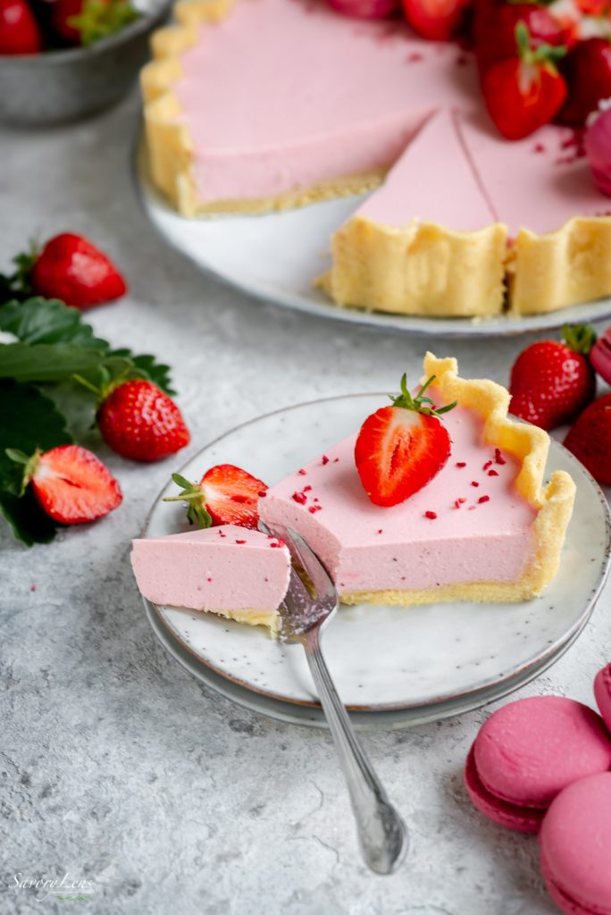 Erdbeer-Mascarpone-Tarte mit Macarons – SavoryLens Erdbeer-Mascarpone-Tarte mit Macarons – SavoryLens