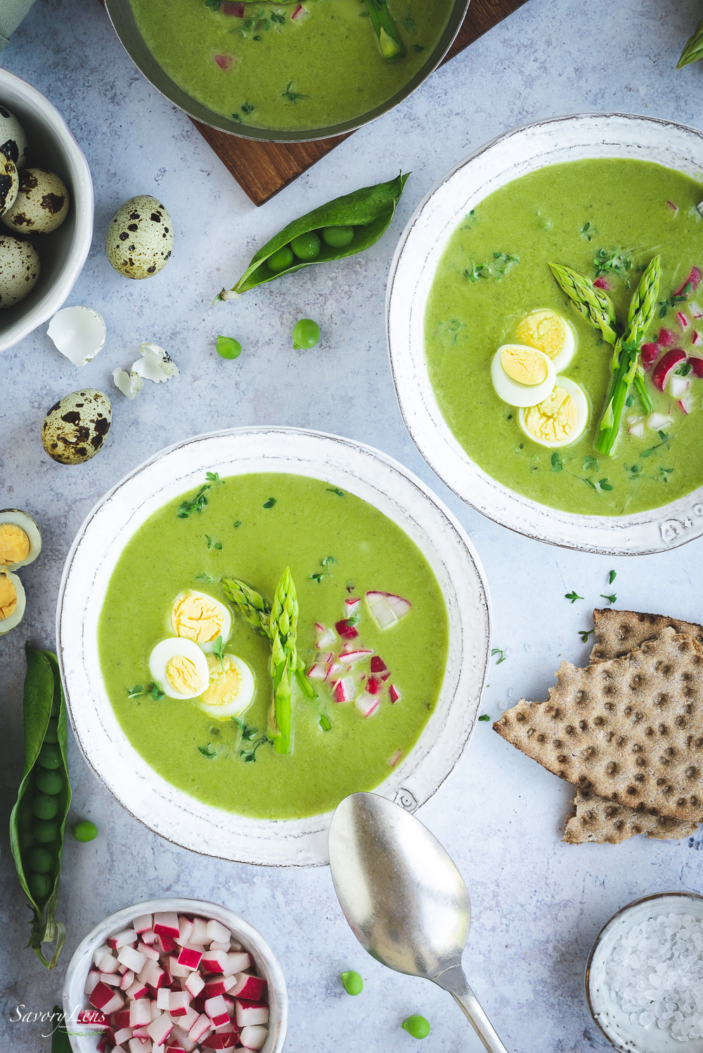 Grüne Spargelsuppe mit Radieschen und Wachteleiern Grüne Spargelsuppe mit Radieschen und Wachteleiern