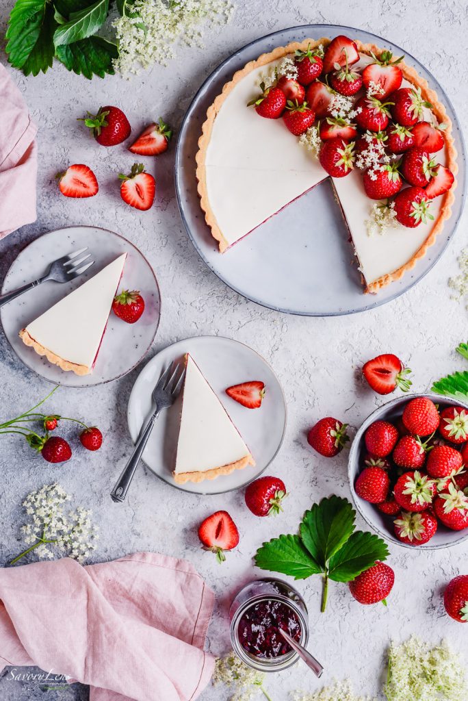 Panna Cotta Tarte mit Erdbeeren und Holunderblüten – SavoryLens