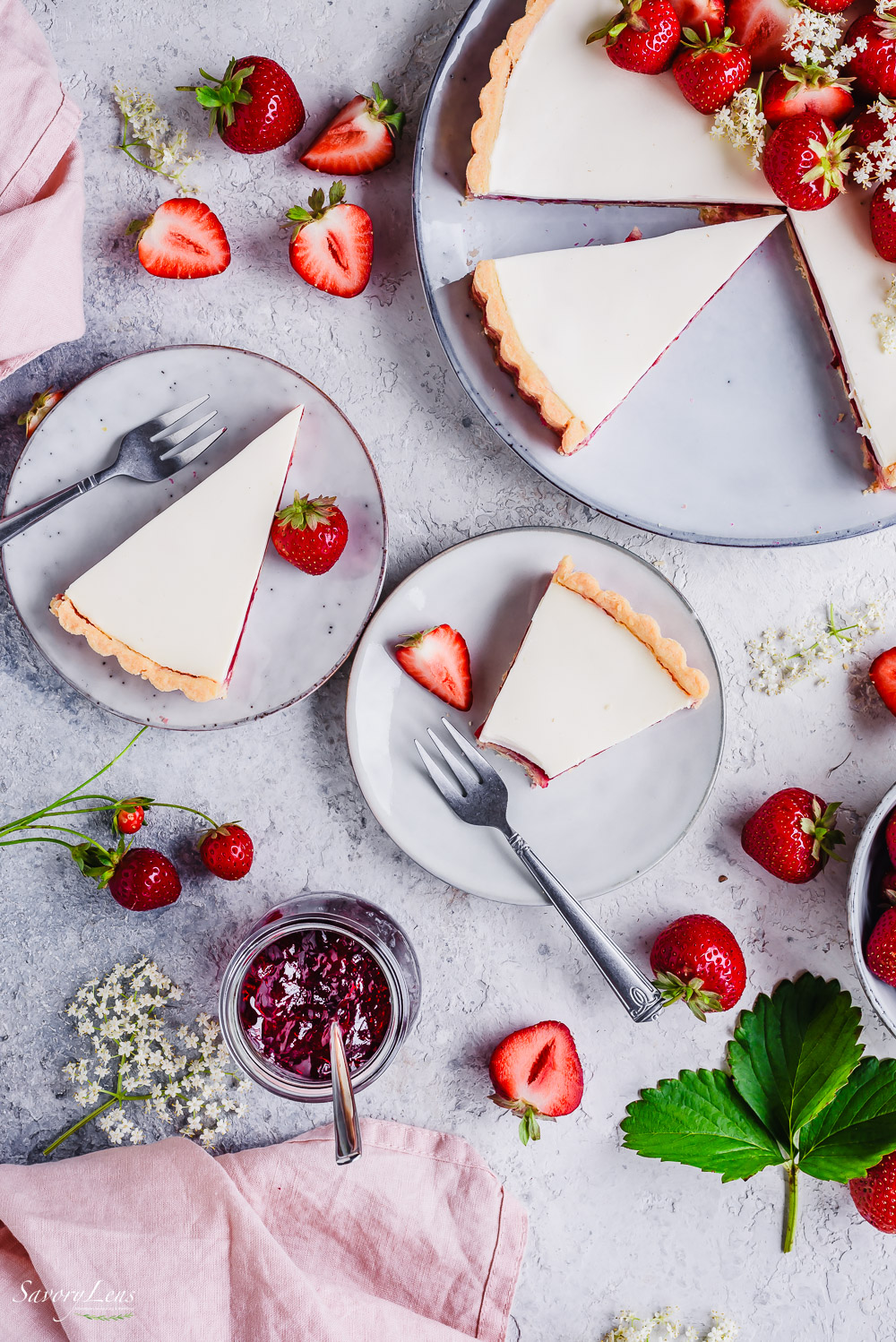 Panna Cotta Tarte mit Erdbeeren und Holunderblüten