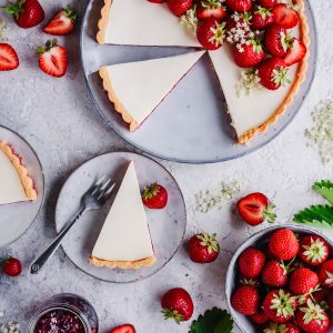 Panna Cotta Tarte mit Erdbeeren und Holunderblüten