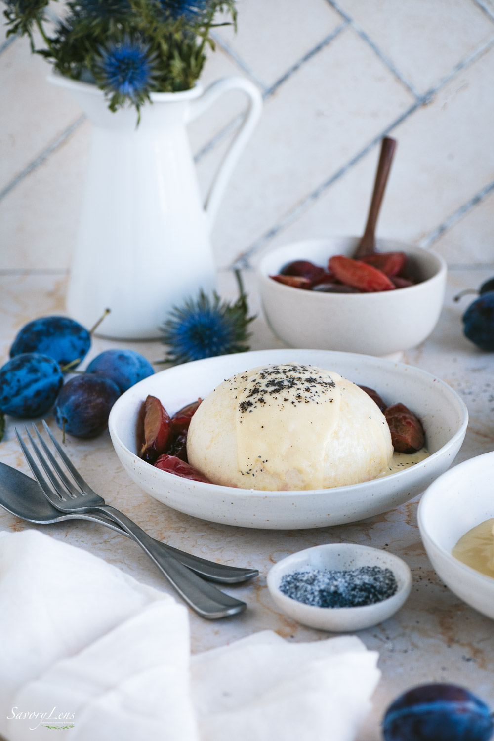 Germknödel mit Zwetschgenröster und Vanillesoße