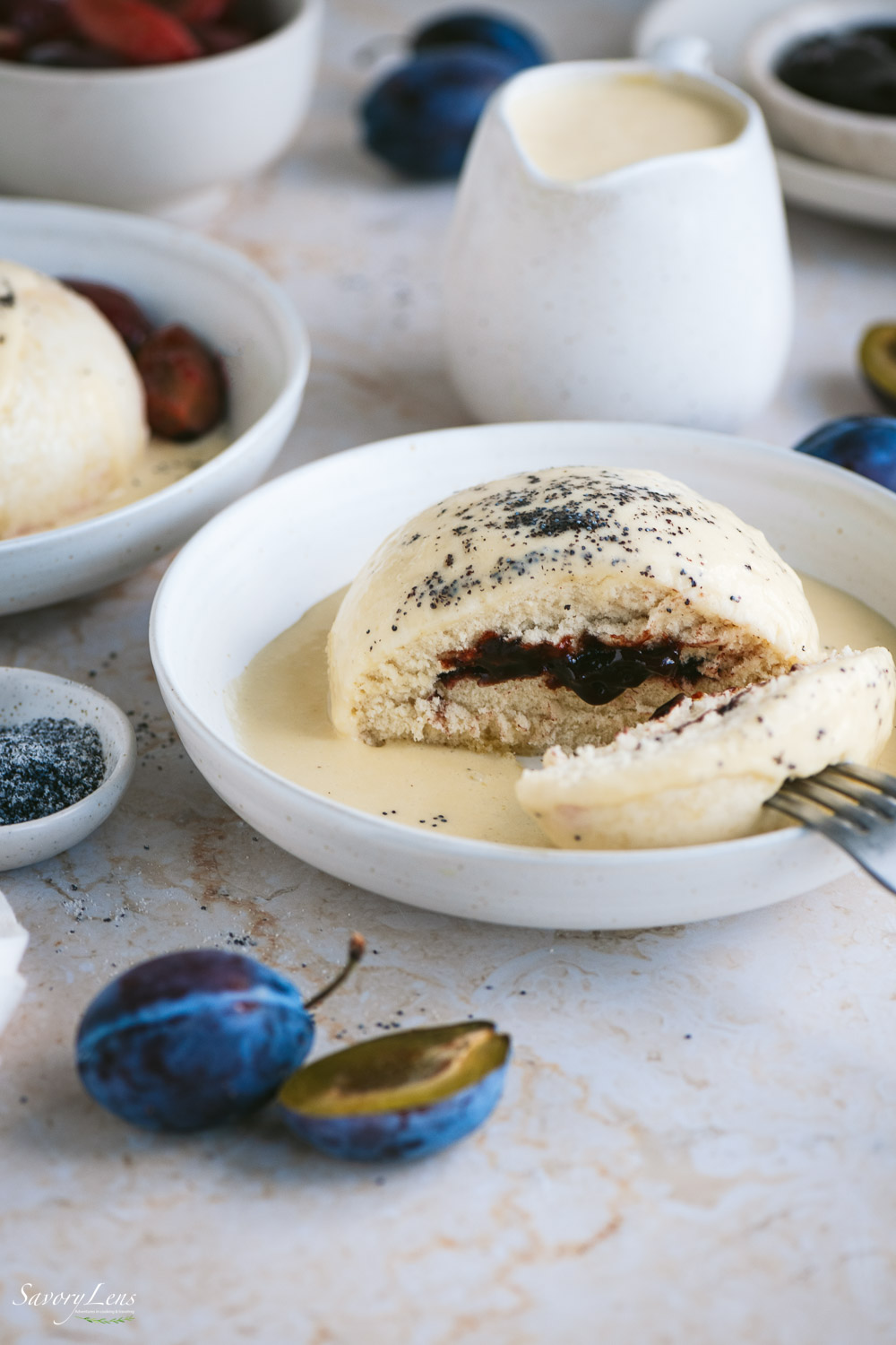 Germknödel mit Zwetschgenröster und Vanillesoße