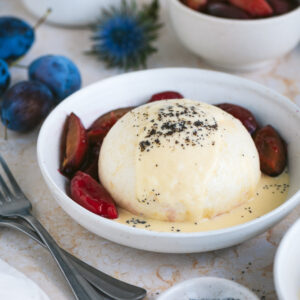 Germknödel mit Zwetschgenröster und Vanillesoße
