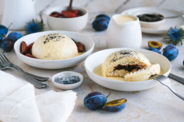 Germknödel mit Zwetschgenröster und Vanillesoße