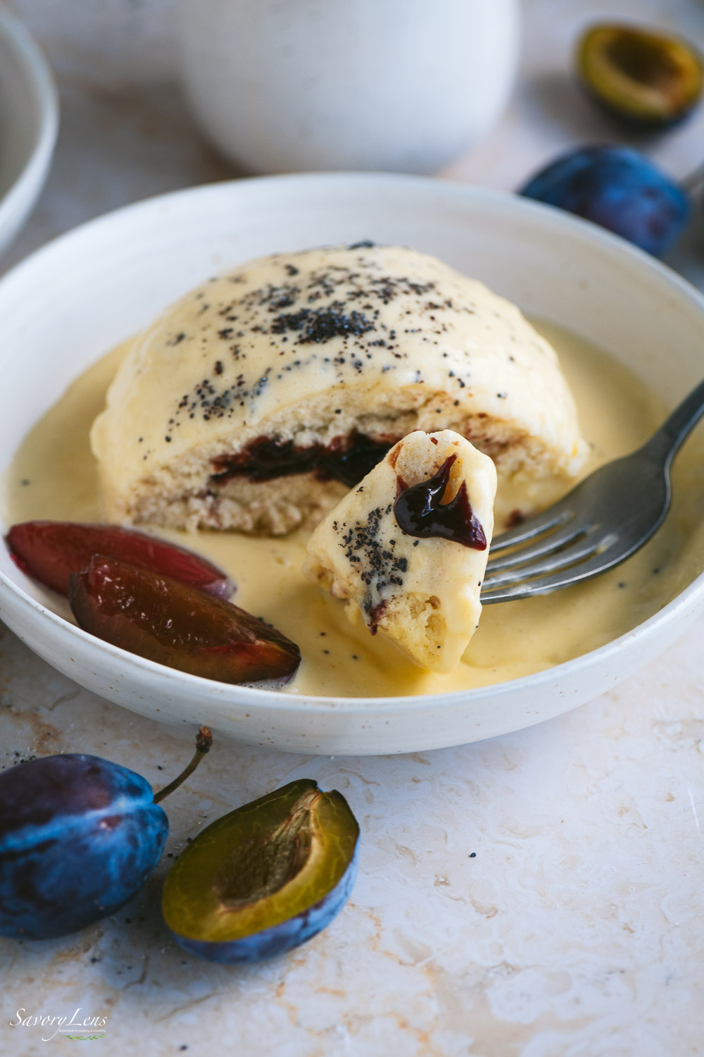 Germknödel mit Zwetschgenröster und Vanillesoße