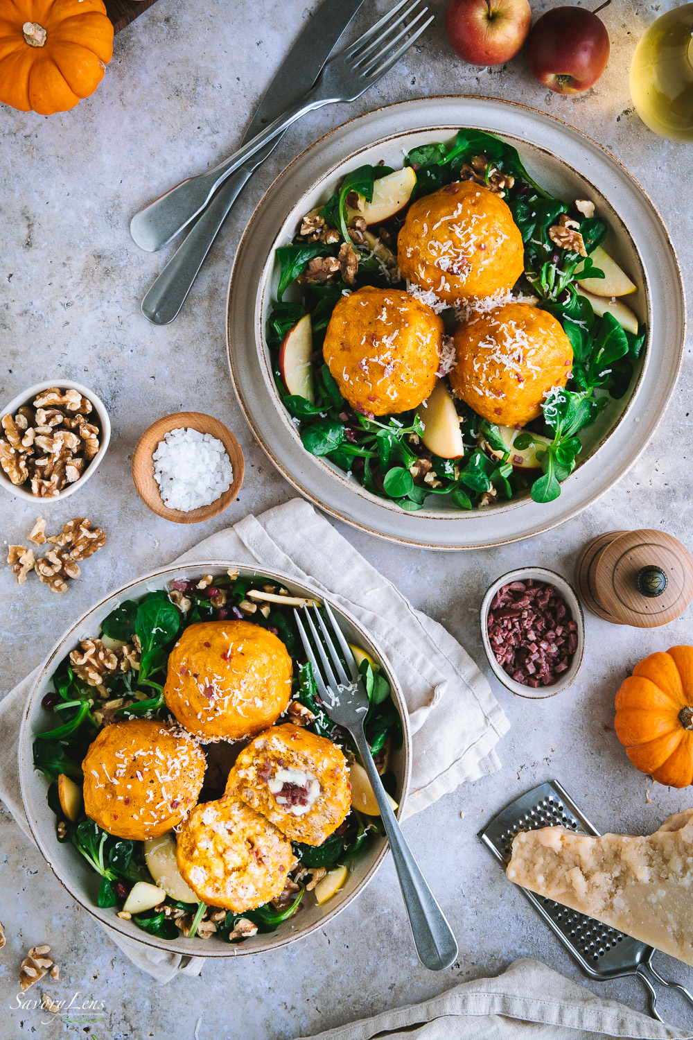 Kürbisknödel auf lauwarmem Feldsalat mit Apfel und gerösteten Walnüssen