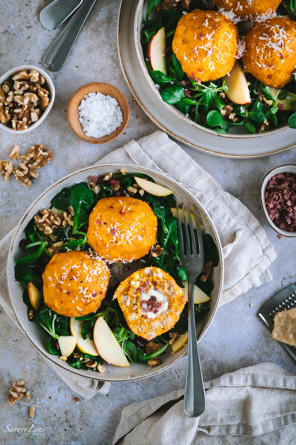 Kürbisknödel auf lauwarmem Feldsalat mit Apfel und gerösteten Walnüssen