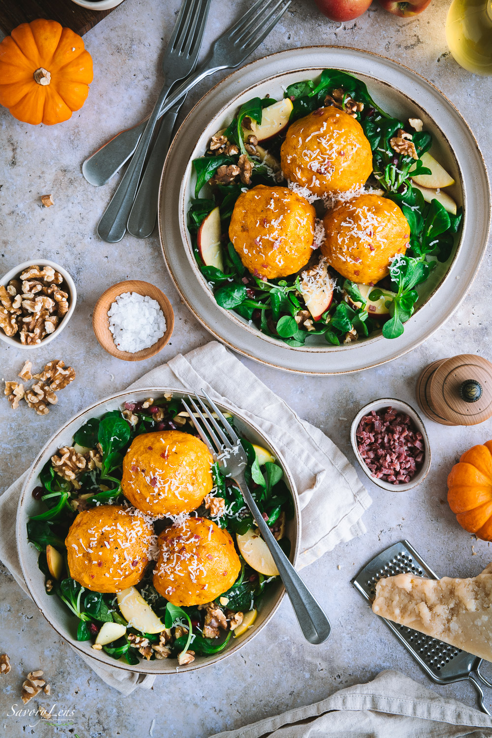 Kürbisknödel auf lauwarmem Feldsalat mit Apfel und gerösteten Walnüssen