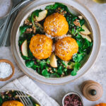 Kürbisknödel auf lauwarmem Feldsalat mit Apfel und gerösteten Walnüssen