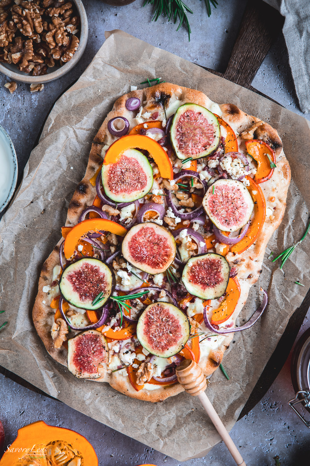 Knusprige Pinsa mit Kürbis, Speck und Feigen