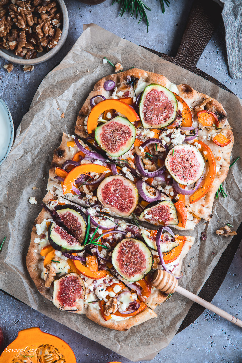 Knusprige Pinsa mit Kürbis, Speck und Feigen