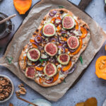 Knusprige Pinsa mit Kürbis, Speck und Feigen 