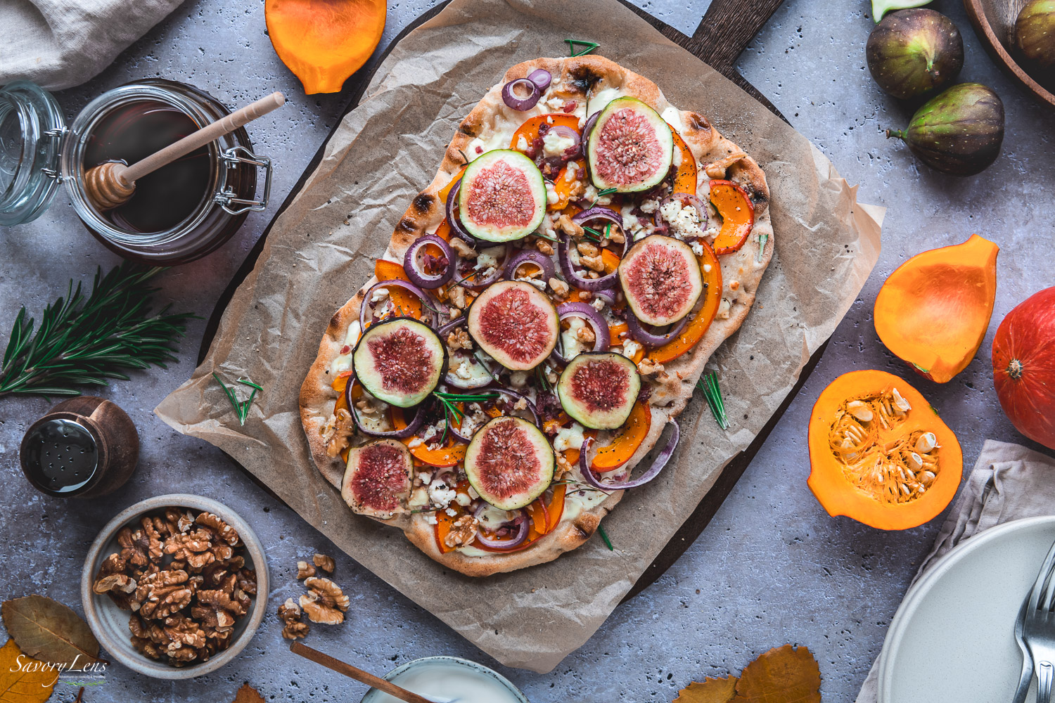 Knusprige Pinsa mit Kürbis, Speck und Feigen 