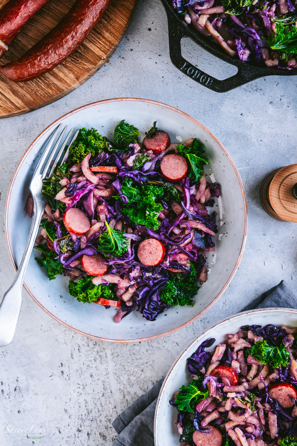 Winterliche Spätzlepfanne mit Grünkohl, Rotkraut & Mettenden