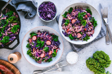Winterliche Spätzlepfanne mit Grünkohl, Rotkraut & Mettenden