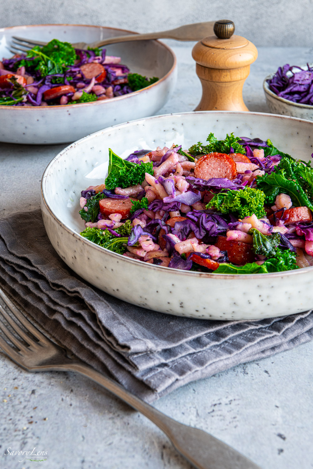 Winterliche Spätzlepfanne mit Grünkohl, Rotkraut & Mettenden
