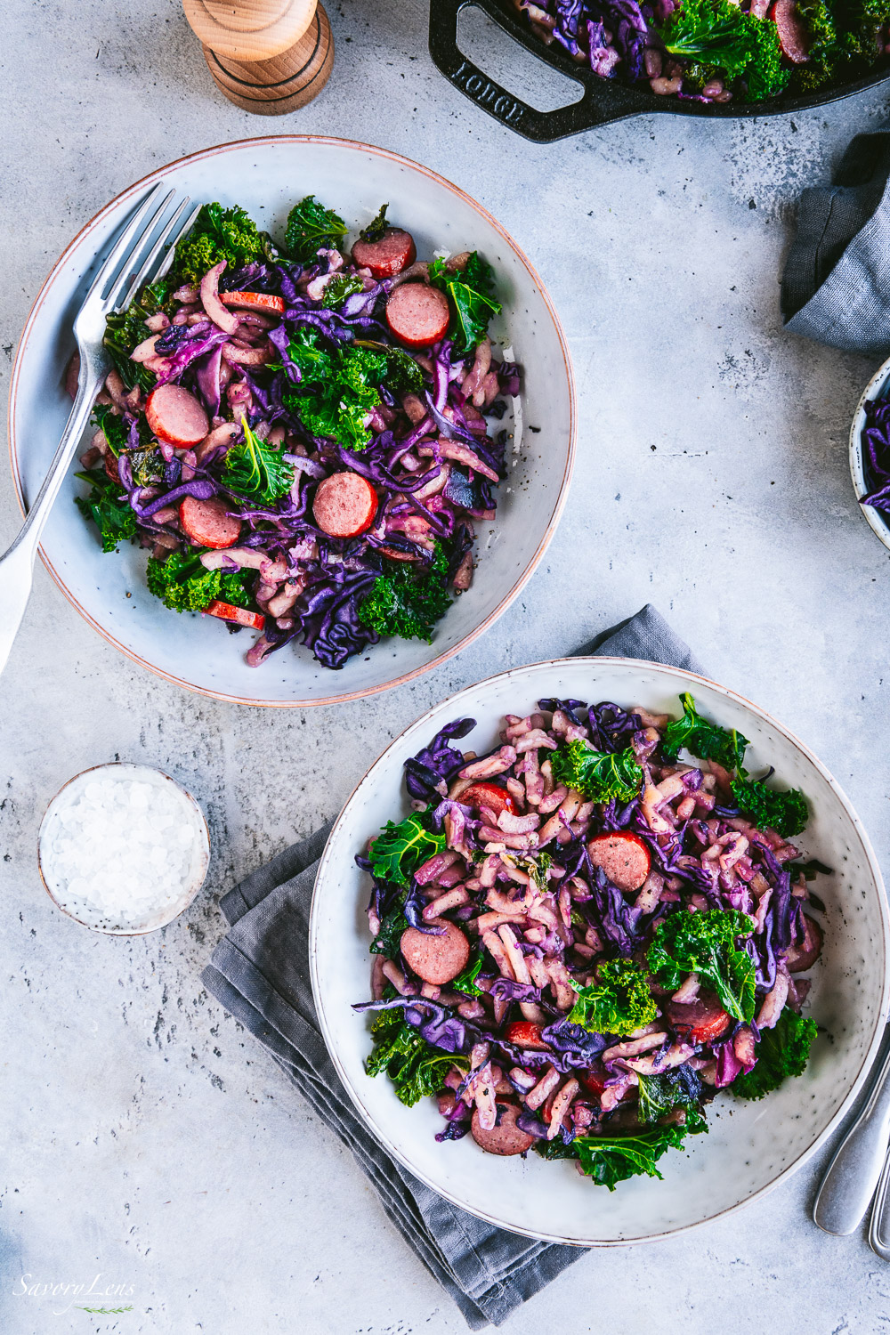 Winterliche Spätzlepfanne mit Grünkohl, Rotkraut & Mettenden