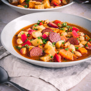 Pikanter Wurzelgemüse-Eintopf mit weißen Bohnen