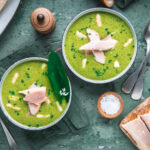 Cremige Bärlauch-Spargelsuppe mit weißem Spargel und geräuchertem Forellenfilet