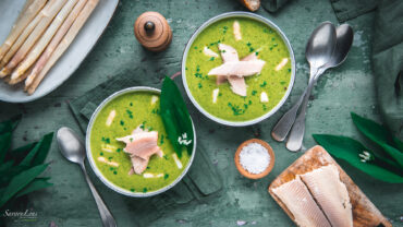 Cremige Bärlauch-Spargelsuppe mit weißem Spargel und geräuchertem Forellenfilet