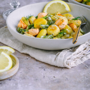 Spargel-Gnocchi-Pfanne mit Lachs